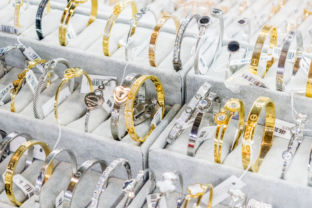 流光溢彩，匠心呈現(xiàn) 探訪珠寶零售店的櫥窗藝術(shù)與空間敘事